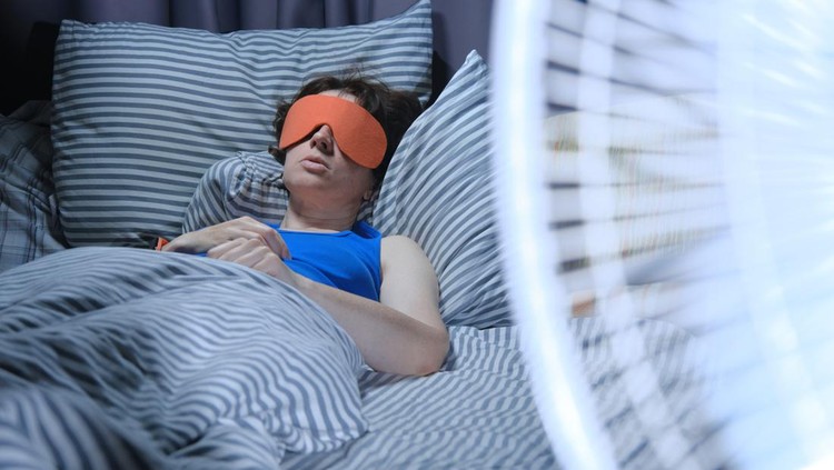 Ilustrasi tidur dengan kipas angin menyala