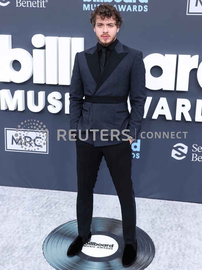 Jack Harlow, musisi yang juga rekan duet Lil Nas x di lagu Industrial Baby tampil dapper dalam setelan detail belt dari label Musika. Foto: Image Press Agency via Reuters C/Image Press Agency