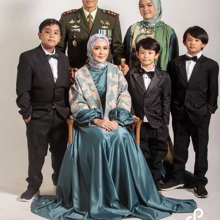 <p>Kita doakan, semoga persiapan pernihanan Uli dan Nur lancar sampai hari H dan keluarga mereka selalu diberkari kebahagiaan ya, Bunda.(Foto: Instagram @julianamoechtar)</p>