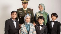 7 Potret Anak-anak Juliana Moechtar, Tampan Pakai Jas Foto Jelang Pernikahan Sang Bunda