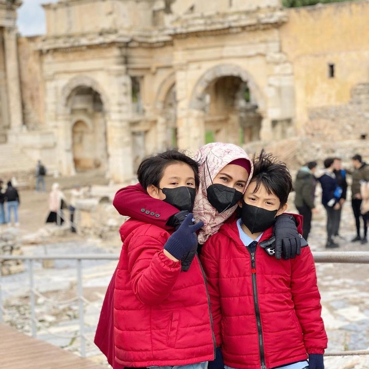 <p>Dalam pernikahan sebelumnya, Uli dikaruniai dua orang anak laki-laki. Dari calon suami, Uli akan menjadi ibu sambung dari 3 orang anak, Bunda. (Foto: Instagram @julianamoechtar)<br /><br /></p>