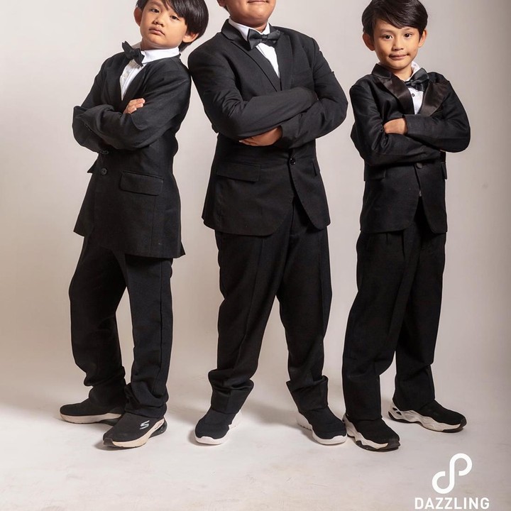 <p>Menjelang pernikahan, Uli dan keluarga melakukan sesi pemotretan. Di salah satu unggahan fotonya, tampak anak-anak laki-laki Uli begitu tampan mengenakan setelan jas hitam. (Foto: Instagram @julianamoechtar)<br /><br /><br /></p>