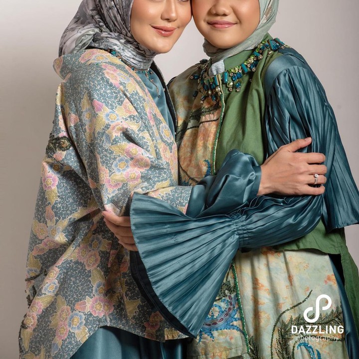 <p>Uli sendiri juga terlihat menawan bersama anak sambung perempuan, nih. Dalam potret berikut, keduanya terlihat hangat, ya? (Foto: Instagram @julianamoechtar)<br /><br /><br /></p>