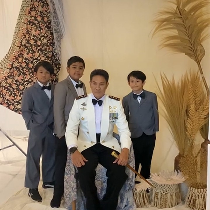 <p>Unggahan lainnya, anak laki-laki Uli juga pemotretan bersama calon ayah mereka. Netizen pun ramai berkomentar dengan mendoakan keluarga Uli bahagia selalu. (Foto: Instagram @julianamoechtar)<br /><br /><br /></p>