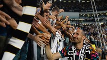 FOTO: Salam Perpisahan Chiellini dan Dybala untuk Juventus