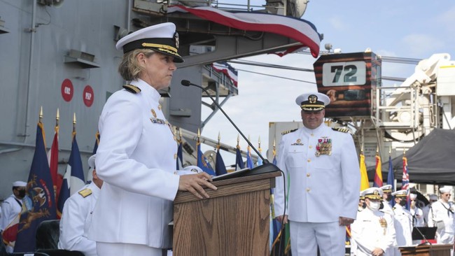Amy Bauernschmidt menjadi komandan kapal induk perempuan pertama dalam sejarah Angkatan Laut Amerika Serikat.