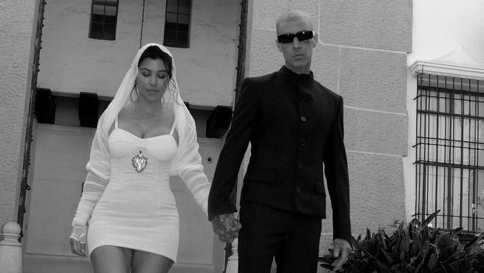 Intip Gaun Pengantin Kourtney Kardashian di Upacara Resmi Pernikahannya dengan Travis Barker