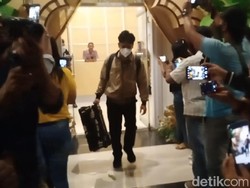 Saat Pegawai Pemkot Ambon Kepergok Bakar Berkas Diduga Terkait Suap Walkot