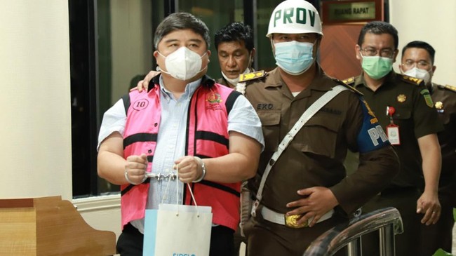 Kejaksaan Agung menyebut Lin Che Wei dibayar sebagai konsultan oleh tiga perusahaan swasta eksportir minyak sawit mentah (CPO).