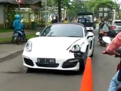 Viral Mobil Porsche Vs Motor Tabrakan di Alam Sutera, Polisi Cek TKP