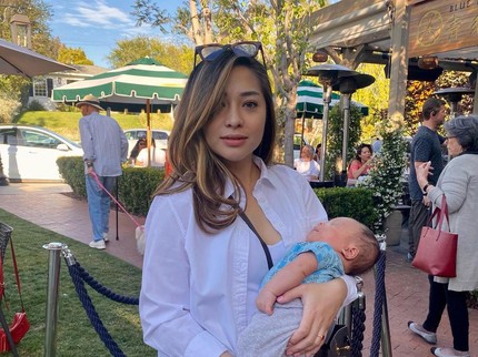 7 Potret Nikita Willy Momong Baby Izz, Dipuji Makin Cantik Setelah Melahirkan