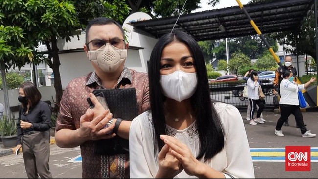 Nirina Zubir datang ke PN Jakarta Barat untuk dihadirkan sebagai saksi korban dalam persidangan mafia tanah yang menjerat mantan ART-nya.