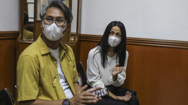 Nirina Zubir dan kakaknya dihadirkan sebagai saksi dalam persidangan mafia tanah penggasak aset ibunya yang melibatkan mantan ART-nya hingga notaris.