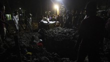 FOTO: Pemakaman Korban Kecelakaan Maut di Tol Surabaya-Mojokerto