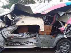 Detik-detik Tabrakan Maut Tewaskan 2 Penumpang Travel di Cipularang