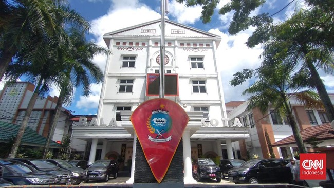 Tim penyidik KPK menggeledah ruang kerja Wali Kota Ambon Richard Louhenapessy dan sejumlah ruangan di Balai Kota Ambon kemarin, Selasa (17/5).