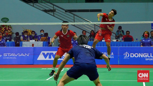 Ganda putra Indonesia Pramudya/Yeremia mengalahkan Chaloempon/Nanthakarn pada partai kedua semifinal badminton beregu putra SEA Games.