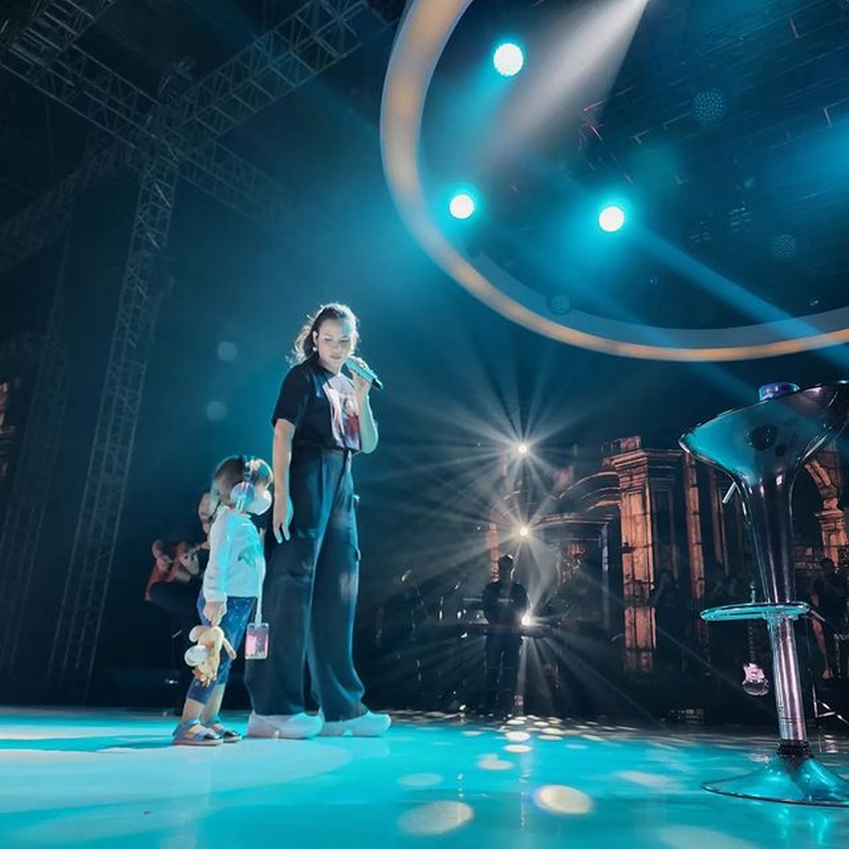Raisa bawa Zalina naik ke atas panggung saat sound check