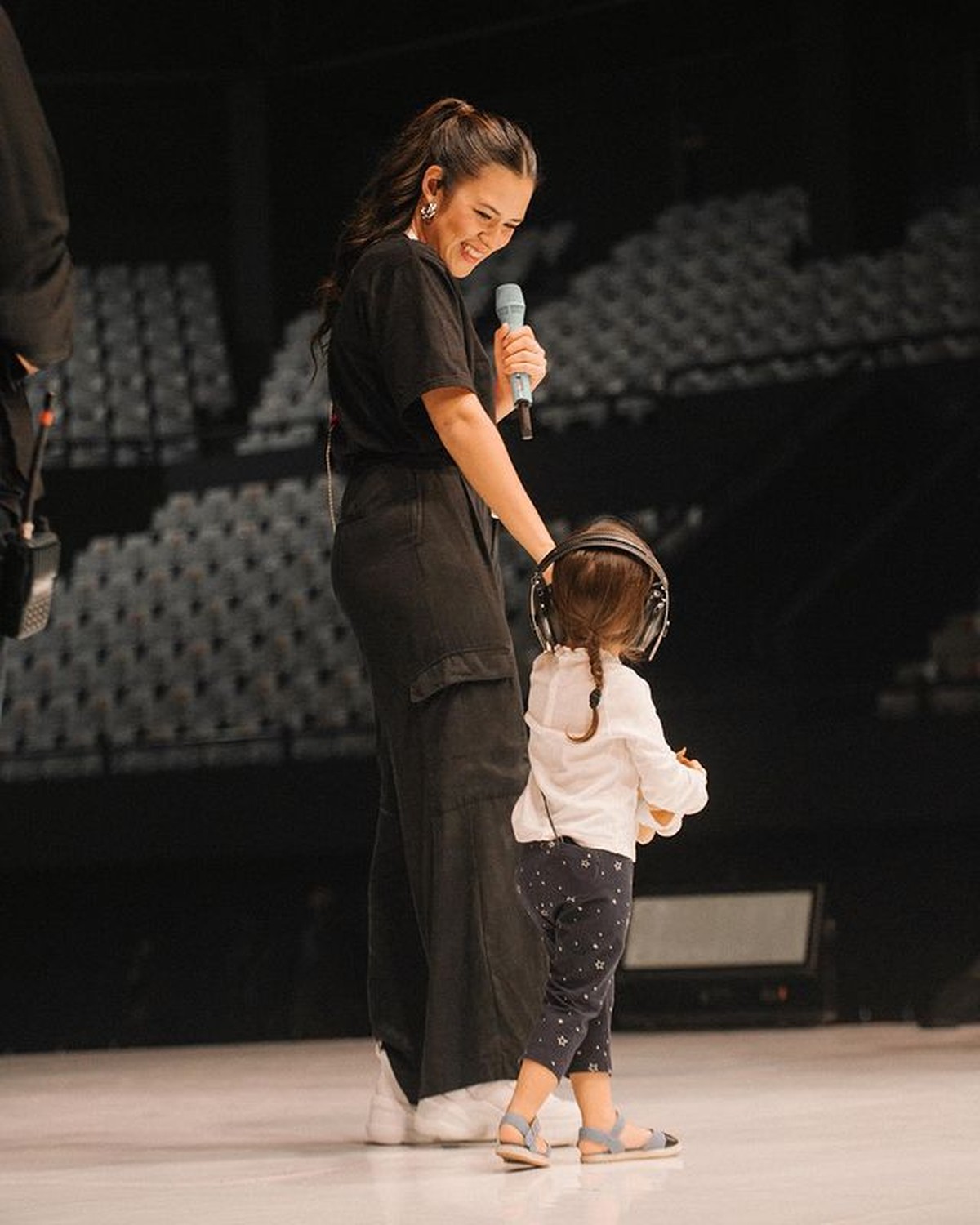 Raisa bawa Zalina naik ke atas panggung saat sound check