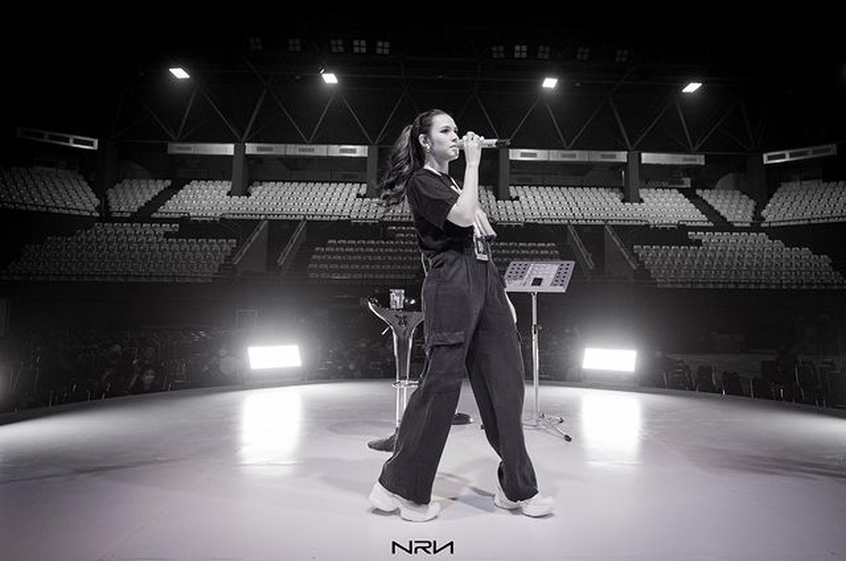 Raisa bawa Zalina naik ke atas panggung saat sound check