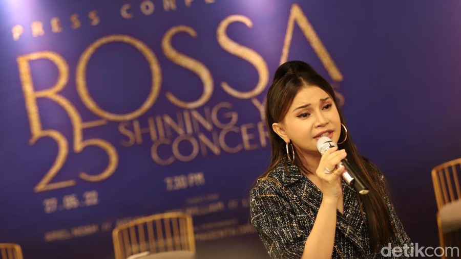 Rossa saat hadir konferensi pers Konser 25 Tahun Berkarya di Jakarta, Selasa (17/5/2022).