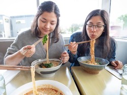 Slurpp! Menyeruput Ternyata Termasuk Etiket yang Benar Saat Makan Mie