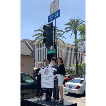 Lee Soo Man bersama Sunny SNSD & Suho EXO Resmikan Alun-alun SM di LA