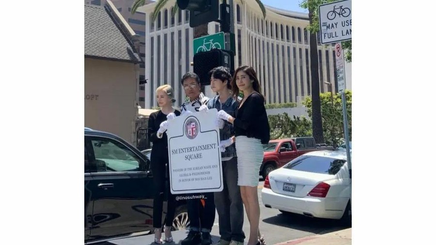 Suho, Lee Soo Man, dan Sunny SNSD meresmikan jalan di Los Angeles.