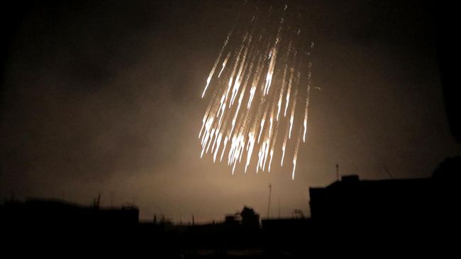 Fakta Ngeri Bom Fosfor yang Diduga Dipakai di Perang Rusia-Ukraina Bom fosfor putih (White Phosphorus) telah dilarang dalam Konvensi Jenewa 1977 karena membuat korban merasakan sensasi terbakar sekaligus membuat uap beracun.