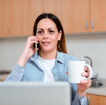img-title Aneh tapi Nyata! Tinggal Serumah, Pasangan Suami Istri Ini Pilih Bicara Lewat Telepon Setiap Hari
