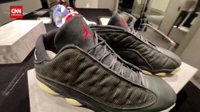 VIDEO: Lima Pasang Sepatu Michael Jordan akan Dilelang
