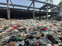 Lapor Ketua! Tumpukan Sampah di Pasar Cik Puan Keluarkan Bau Busuk