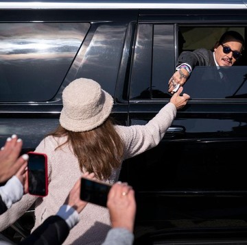 Kisah Fans Johnny Depp, Rela Tidur di Mobil Hingga Rogoh Ratusan Juta Demi Bisa Hadiri Sidang Lawan Amber Heard