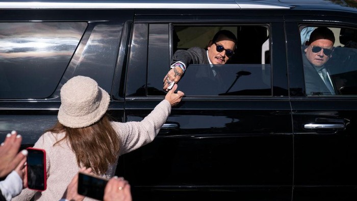 Kisah Fans Johnny Depp, Rela Tidur di Mobil Hingga Rogoh Ratusan Juta Demi Bisa Hadiri Sidang Lawan Amber Heard