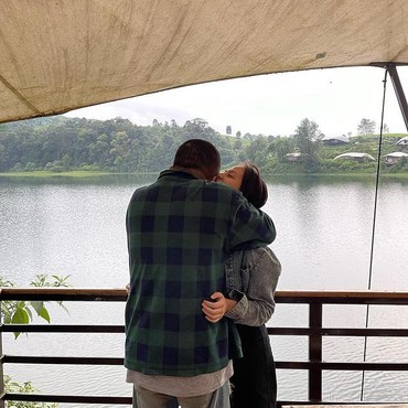 8 Potret Adhisty Zara Rayakan Ultah Sang Kekasih & Beri Kecupan Mesra