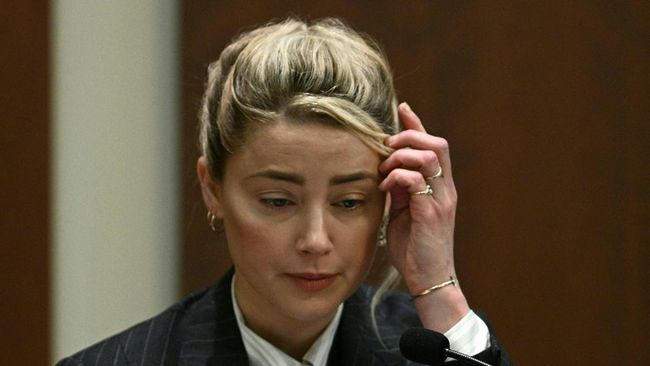 Dalam pemeriksaan silang pada Selasa (17/5) waktu AS, pengacara Johnny Depp membacakan surat cinta Amber Heard kepada kliennya.