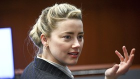 Amber Heard Tegaskan Bintangi Aquaman Tanpa Bantuan Johnny Depp