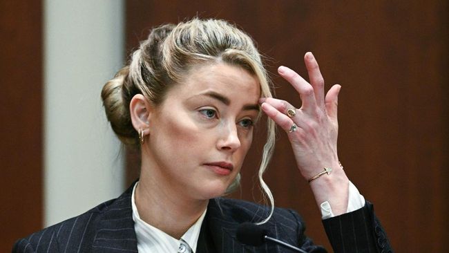 Penyebab Amber Heard berseteru dengan temannya sampai main tangan adalah ketika mereka tak bisa menemukan alat makan untuk Thanksgiving.