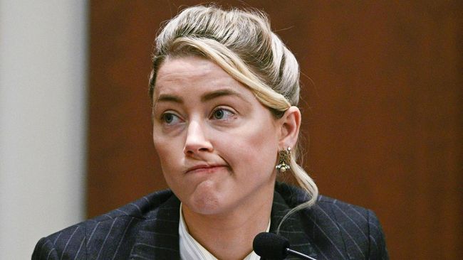 Amber Heard dilaporkan berada dalam investigasi Pemerintah Australia karena pernah bawa anjingnya dan Johnny Depp secara ilegal ke negara itu.