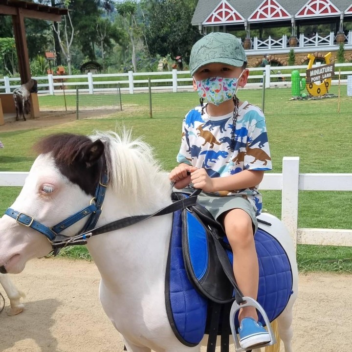 <p>Meski begitu, Owen sama seperti anak-anak pada umumnya. Ia gemar bermain di outdoor dan penasaran dengan lingkungannya. (Foto: Instagram @laurabas)<br /><br /><br /></p>