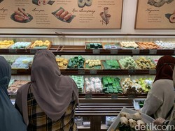 Sari Sari dan Cerita Angkut Kue Sebelum Matahari Terbit ke Jakarta