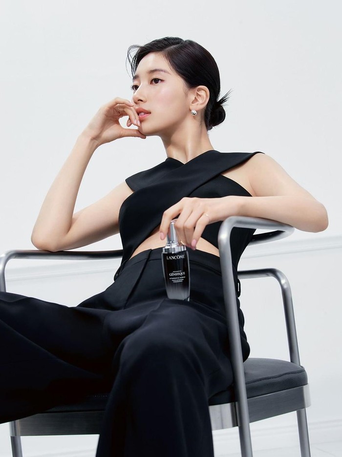 Sementara, produk Lancome yang 'dipamerkan' Suzy di pemotretan kali ini ialah Lancome Advanced Genifique Activating Serum, yaitu produk serum yang ditujukan untuk anti-aging, memperkuat skin barrier, dan memperkuat kulit./Foto: instagram.com/voguekorea