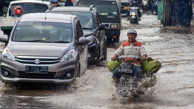 Badan Penanggulangan Bencana Daerah (BPBD) DKI Jakarta mencatat 15 ruas jalan tergenang air imbas hujan yang melanda wilayah DKI Jakarta, Minggu (1/1).