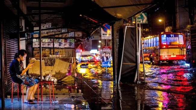 FOTO: Diguyur Hujan 10 Jam, Jalanan di Bangkok Banjir