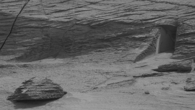 Curiosity di Mars mengambil foto pemandangan yang memperlihatkan objek seperti 'pintu alien'.