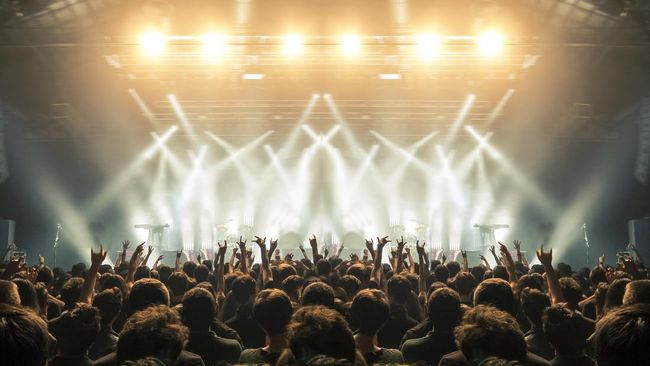 Euforia kembali menikmati sajian konser yang tertunda selama dua tahun terakhir diwarnai sejumlah keributan, yang sebagian besar berisi keluhan penonton.