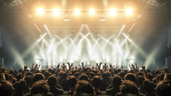 Setidaknya satu orang tewas setelah kerumunan penonton berebut masuk secara paksa ke lokasi konser penyanyi asal Nigeria, Asake, di Inggris pada pekan ini.
