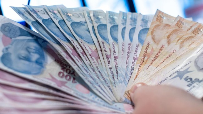 Mata uang Turki, lira melemah 0,57 persen terhadap dolar AS, bertepatan dengan momen terpilihnya lagi Recep Tayyip Erdogan sebagai Presiden Turki.