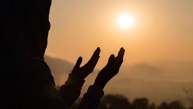Bacaan doa awal dan akhir tahun merupakan amalan sunah yang dianjurkan saat menyambut Tahun Baru Islam pada 1 Muharram.