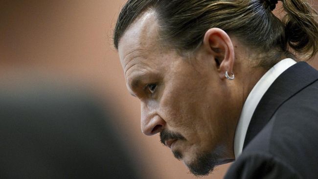 Johnny Depp kerap terlihat sibuk menggambar saat menjalani sidang melawan mantan istrinya, Amber Heard.